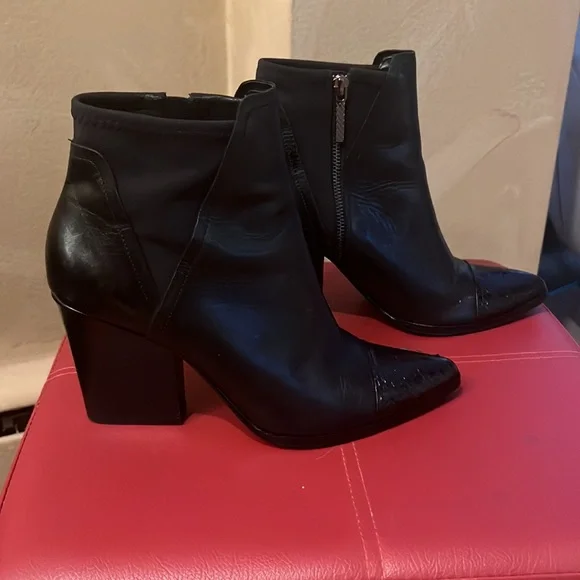 Donald Pliner: Leather Black Bootie, Size 9 - Picture 7 of 7